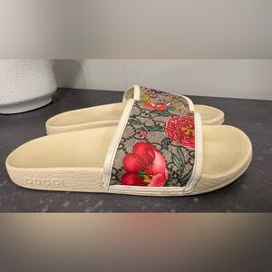 Women’s Gucci Floral Print Slides Size 38 100% Authentic  Used